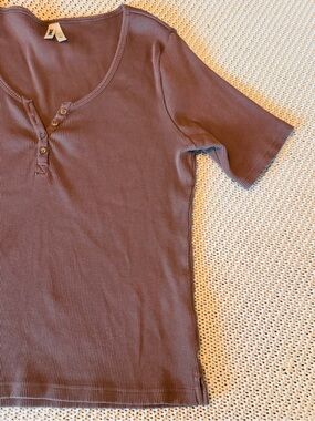 Pact Ribbed Henley Top Taupe Brown Organic Cotton Minimalist Short Sleeve Tee L